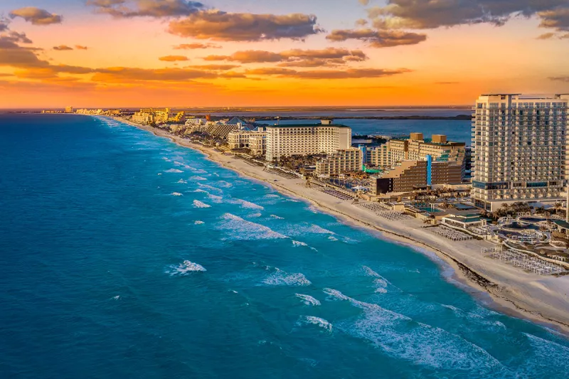 Vista aérea del mar de Cancún y zona hotelera