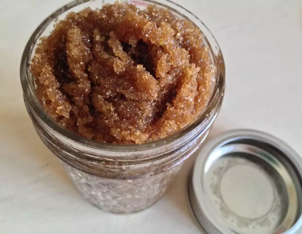 Hacer un exfoliante con azúcar es una opción ideal para tratar las estrías.