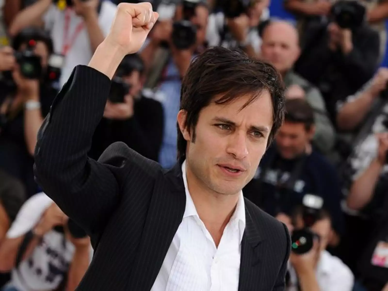 Gael García fue jurado en una sesion fotografica del 63o. Festival de Cine de Cannes y se notó en su cara que estaba muy participativo.