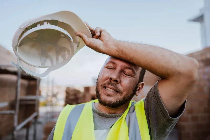Hombre cansado en una construcción