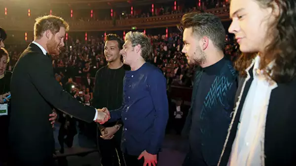 El pelo fue el tema principal entre la plática de los dos Harry.