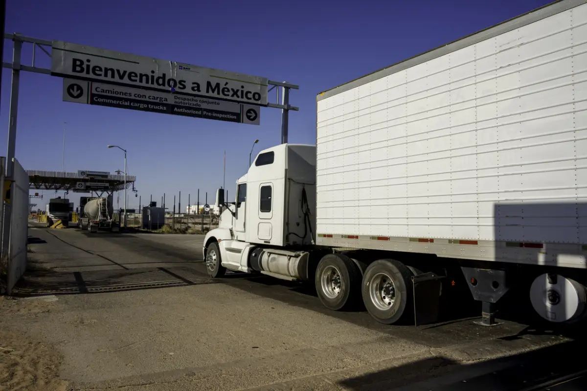 Pipa y camión de carga ingresando a México por una de sus aduanas terrestres en el norte del país.