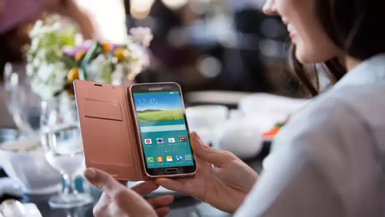 El equipo es resistente al agua y al polvo. “Canta todo tu playlist en la ducha”, dice Samsung.