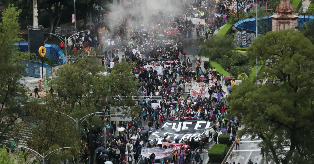 Vista aérea de avenida Reforma el 26 de septiembre de 2024. Gente con mantas y avanzando.jpg