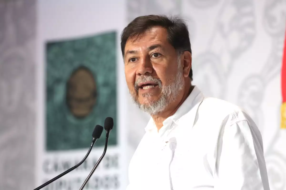 Apedrean la camioneta de Fernández Noroña en Puebla, es la segunda vez