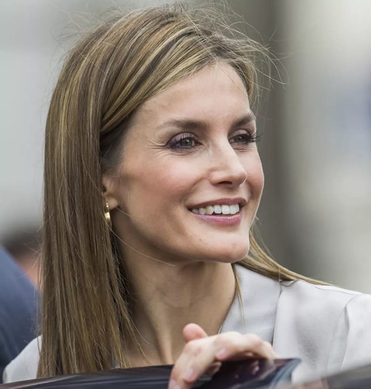 Según la revista alemana, Letizia sonríe por la gran felicidad de esperar su tercer hijo.
