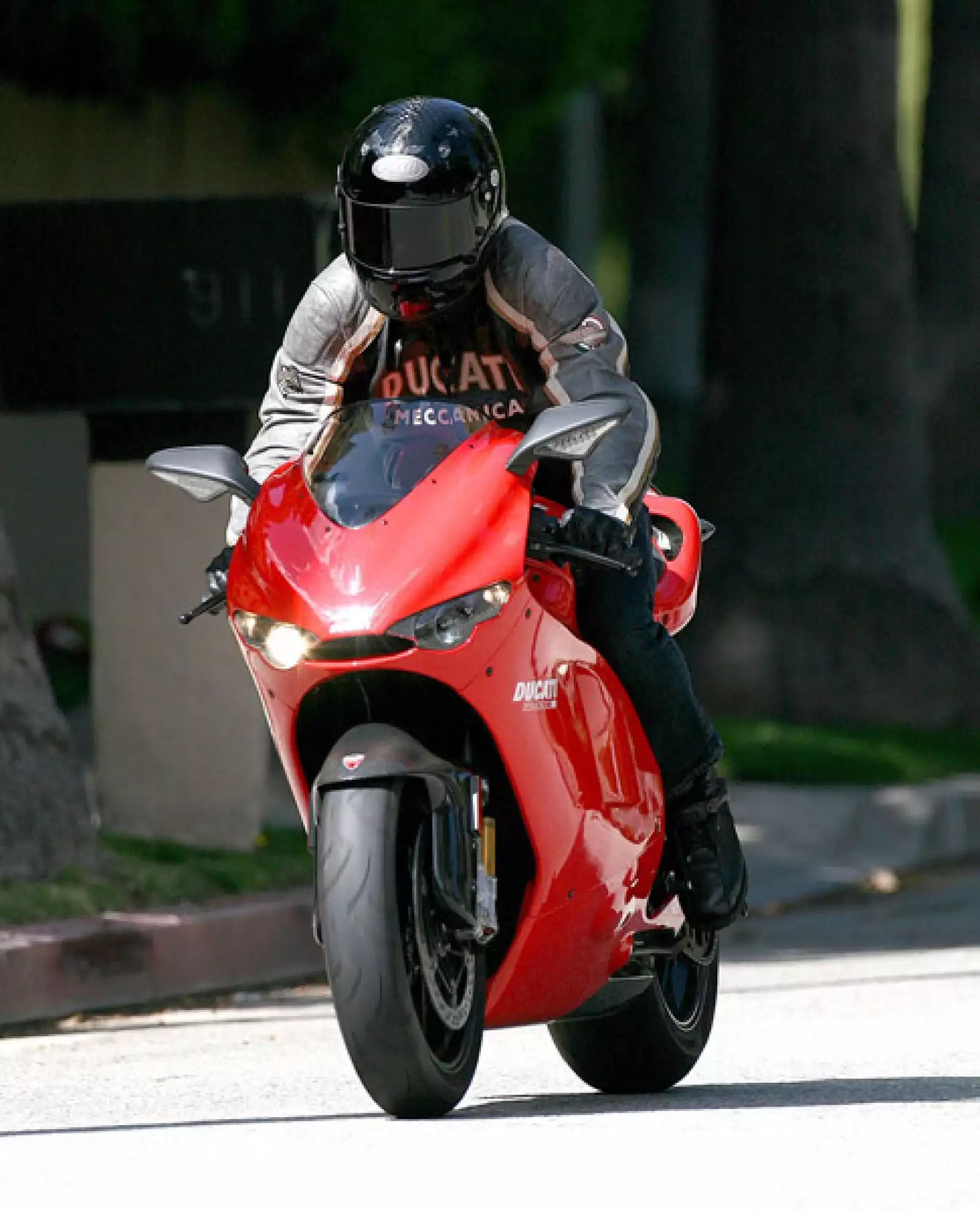 Y otro que tiene varias motos en su casa es Tom Cruise, aquí con una modelo RR Desmosedic paseando por Beverly Hills.