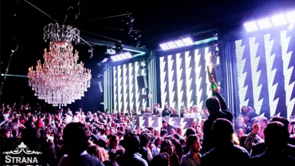 Estamos seguros que si buscas pasarla bien en la ciudad hay más de un lugar que te encantará, así que decidimos hablarte de nuestros cinco antros favoritos para armar una muy buena fiesta.