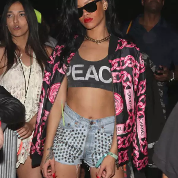 Para la última edición de Coachella Rihanna logró un estilo muy rockero con unos shorts de mezclilla con estoperoles, una ombliguero y un saco con motivos de cadenas de la firma Chanel.