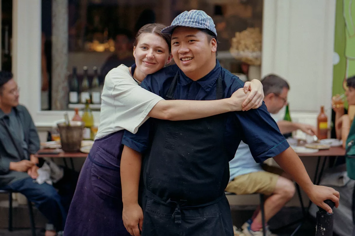 Foto de Sadie Mae Burns abrazando a Anthony Ha. La pareja es creadora del proyecto gastronómico Has Dac Biet.