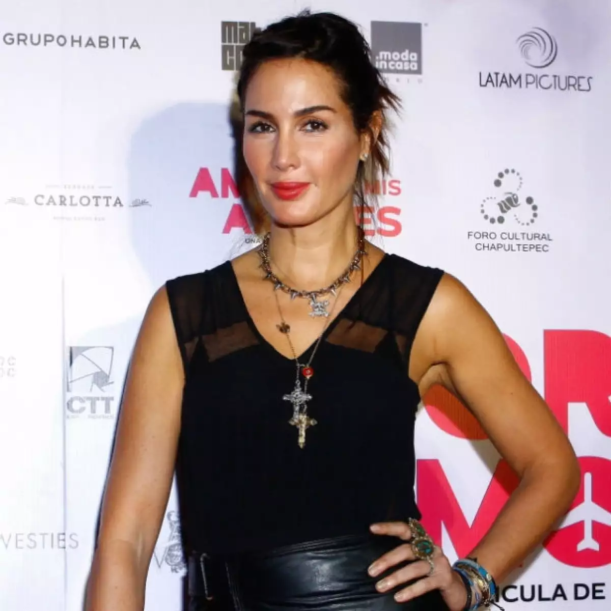 La actriz comparte un importante momento de su faceta como modelo al hablar de cuando desfiló en tres ocasiones con el diseñador de moda dominicano.