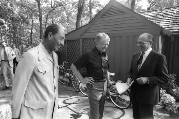 PRES. JIMMY CARTER (C), P.M. MENACHEM COMIENZA (R) Y PRES. ANWAR SADAT EN UNA CONVERSACIÓN INFORMAL FUERA DE ASPENLODGE EN CAMP DAVID.