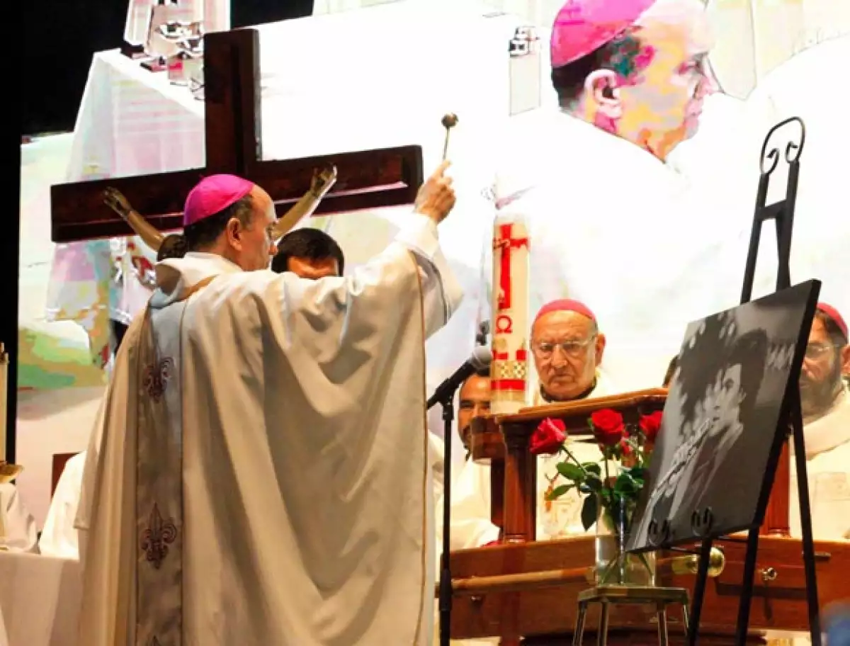 El día de ayer llegaron las cenizas del "Divo de Juárez" a Ciudad Juárez donde miles de personas se reunieron para darle el último adiós.