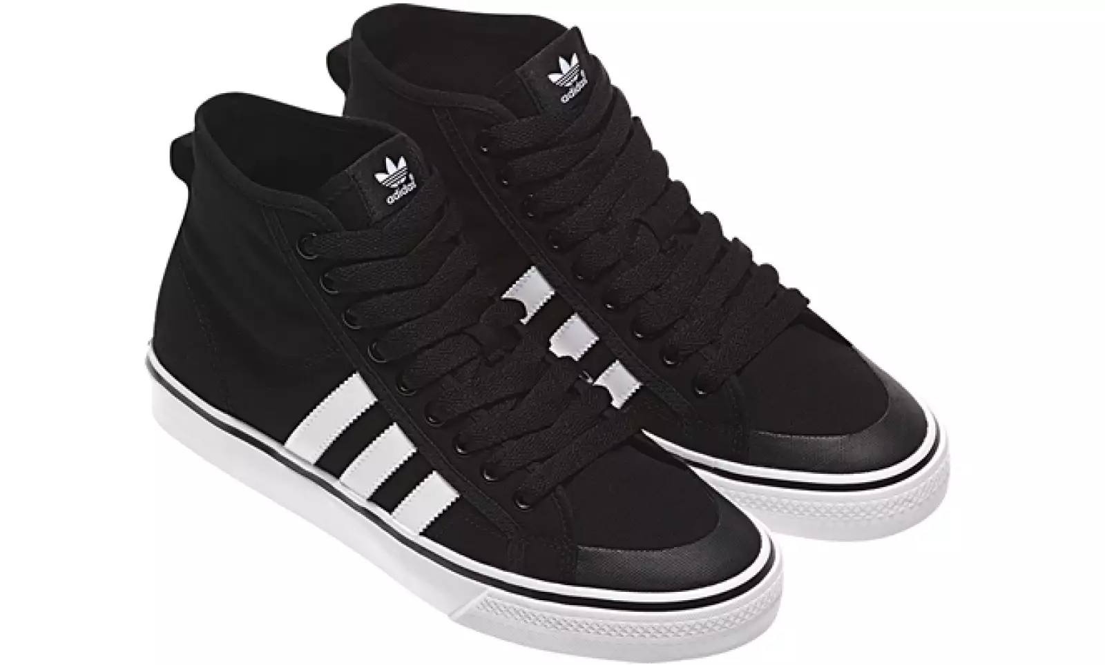 Adidas Originals mantiene un clásico de ‘los viejos tiempos’. Presenta sus tenis en negro con las tres franjas características en blanco.