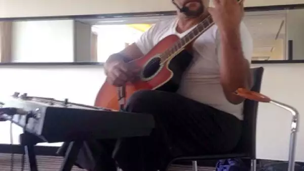 Javier Bautista tocó música en vivo durante el evento.