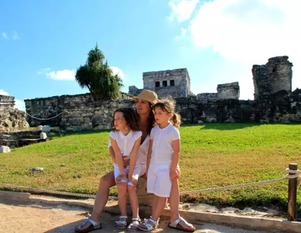 Andrea Legarreta con sus bellas hijas Mía y Nina en Tulúm, Quintana Roo.