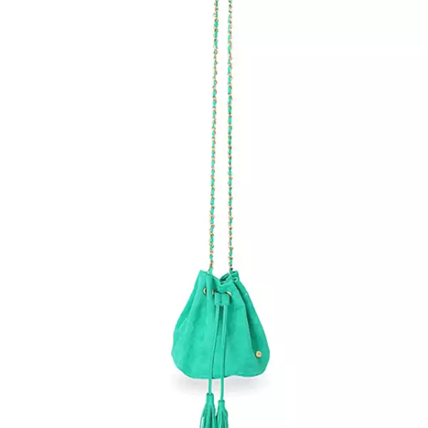 Esta bucket bag de piel es perfecta para el verano por su color.