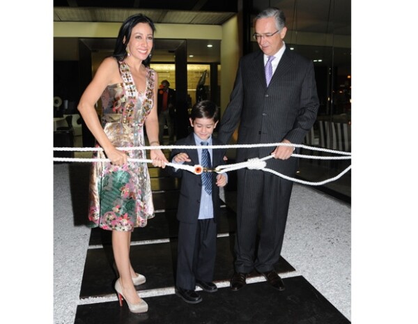 El encargado de cortar el listón fue Ricardo, el mayor de los hijos de la pareja.
