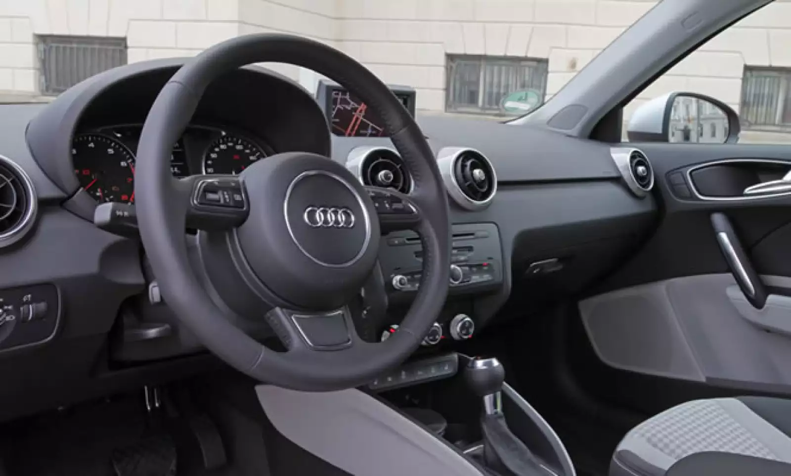 Otro punto que contribuye para ofrecer un buen manejo es el reducido peso del A1, que apenas supera la tonelada, concretamente 1,040 kilogramos.