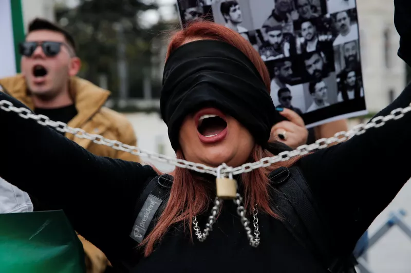 Una mujer forma parte de una protesta en Estambul Turquía contra el regimen islamista en Irán después de la muerte de Masha Amini. 