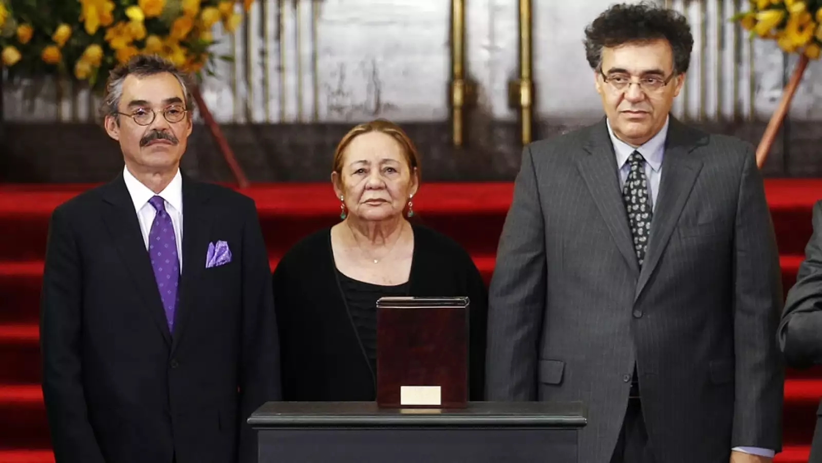 Gonzalo García Barcha (izquierda) Mercedes Barcha (centro) y Rodrigo García Barcha (derecha) ante las cenizas de Gabo
