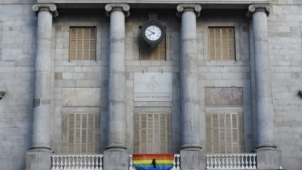 En uno de los balcones del Palacio Municipal de Barcelona fue colocada una bandera con los colores del arcoíris con un moño negro en el centro para indicar luto por el ataque en el club Pulse de Orlando.