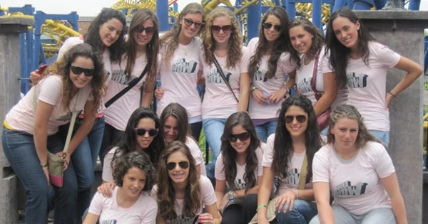Las niñas disfrutaron de los juegos con pases VIP