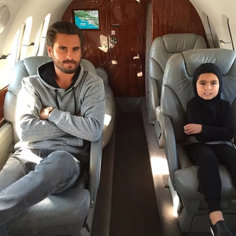 Ahora que el ex de Kourtney Kardashian ha salido de rehabilitación, aprovecha los días para pasear con su hijo mayor en un jet privado.