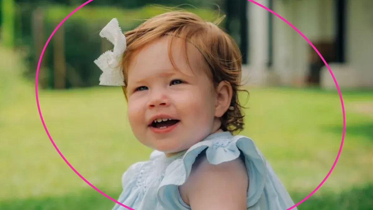 Lilibet Diana es bautizada en Los Ángeles y recibe el título de princesa. 