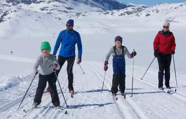Se nota que los pequeños aprendieron a esquiar desde bebés.