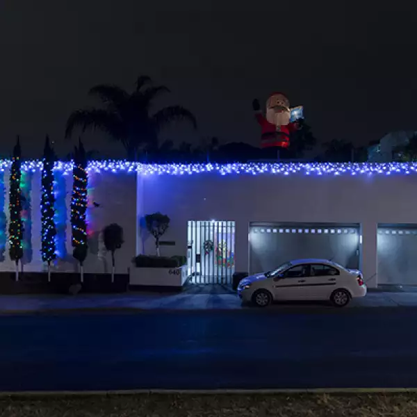 Los colores y formas de los adornos varían en las casas, aunque Santa Claus es uno de los clásicos que no pueden faltar.