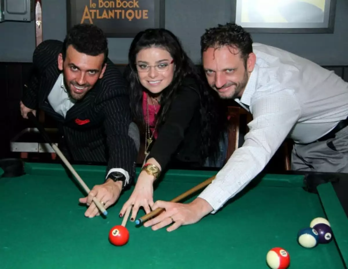 Violeta en una partida de billar con sus compañeros de elenco, Ricardo Margaleff y Ricardo Fastlicht.