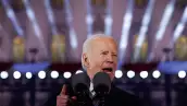 Joe Biden da un discurso antes del primer aniversario de la invasión de Rusia a Ucrania, afuera del Palacio Real en Varsovia, Polonia.