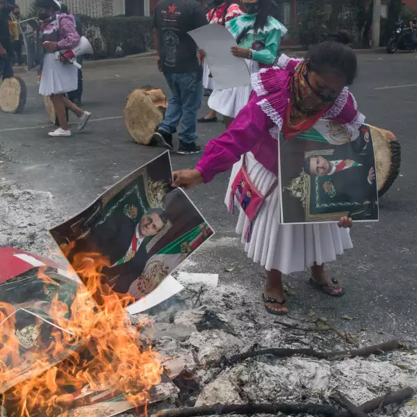 Miembros de la comunidad Otomí que mantienen tomada desde hace seis meses la sede del INPI, bloquearon de manera indefinida la avenida México-Coyoacán, para exigir al gobierno local que cumplan su demanda de vivienda.