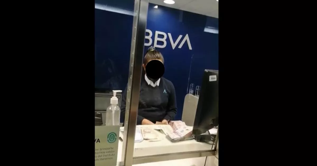 Le roban 100,000 pesos y acusa a cajera de BBVA de ser cómplice