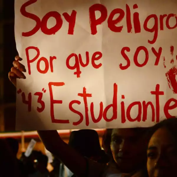 Los manifestantes reclamaron justicia y paz ante las desapariciones de los normalistas, cuyos padres acusaron al Gobierno federal de tratar de "cerrar el caso" al anunciar que los estudiantes ya murieron.