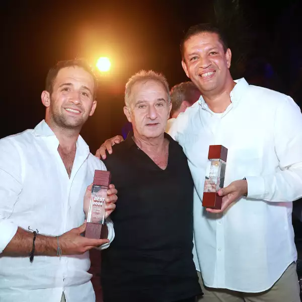 Alfonso y Salomón Helfon con Ricardo Suárez 