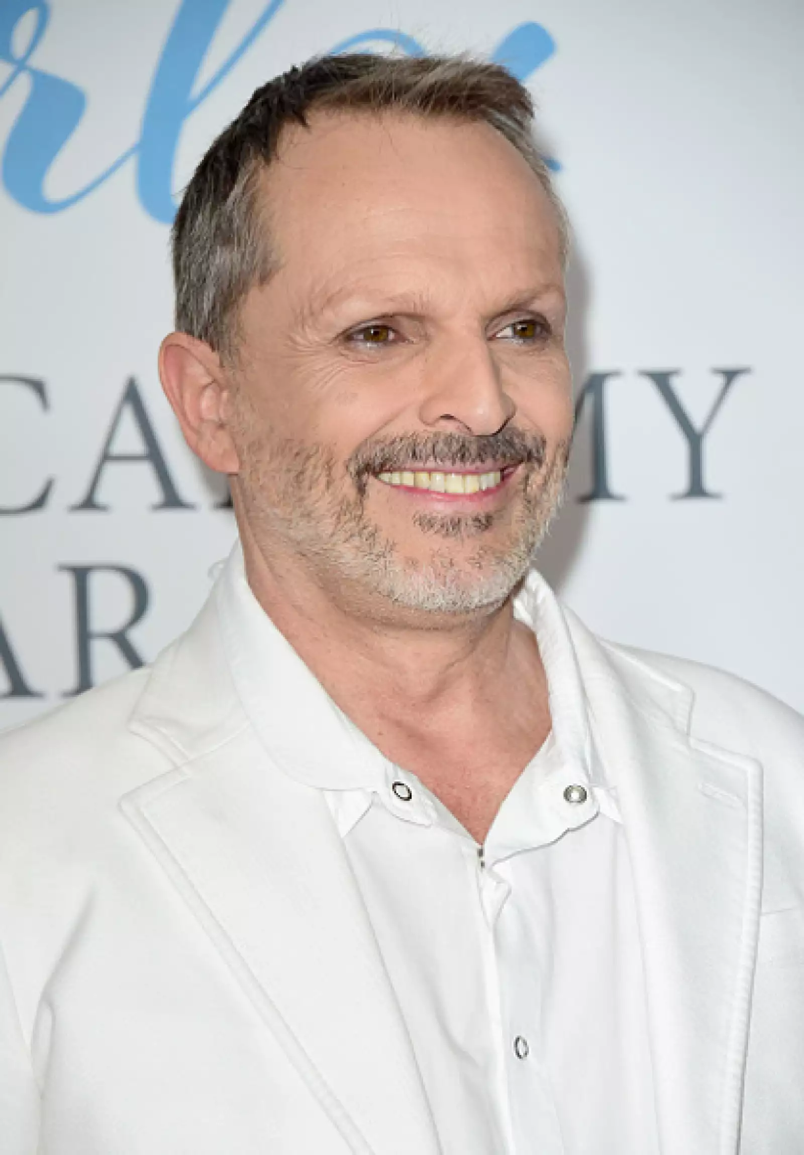 En este 2016 Bosé cumple 60 años, continúa siendo una artista consagrado y padre de cuatro niños: Temo, Diego, Tadeo e Ivo.