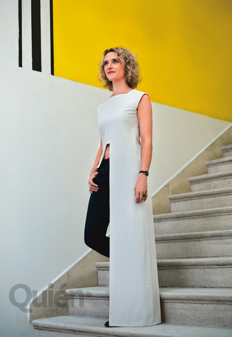 Vanessa en una blusa de Cihuah, jeans y zapatos vintage, anillos Varon y reloj Swatch.