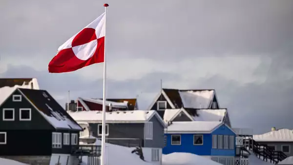 La bandera de Groenlandia, conocida a nivel nacional como "Erfalasorput", ondea sobre las casas el 28 de marzo de 2025 en Nuuk, Groenlandia. Una visita esta semana a Groenlandia por una delegación estadounidense.