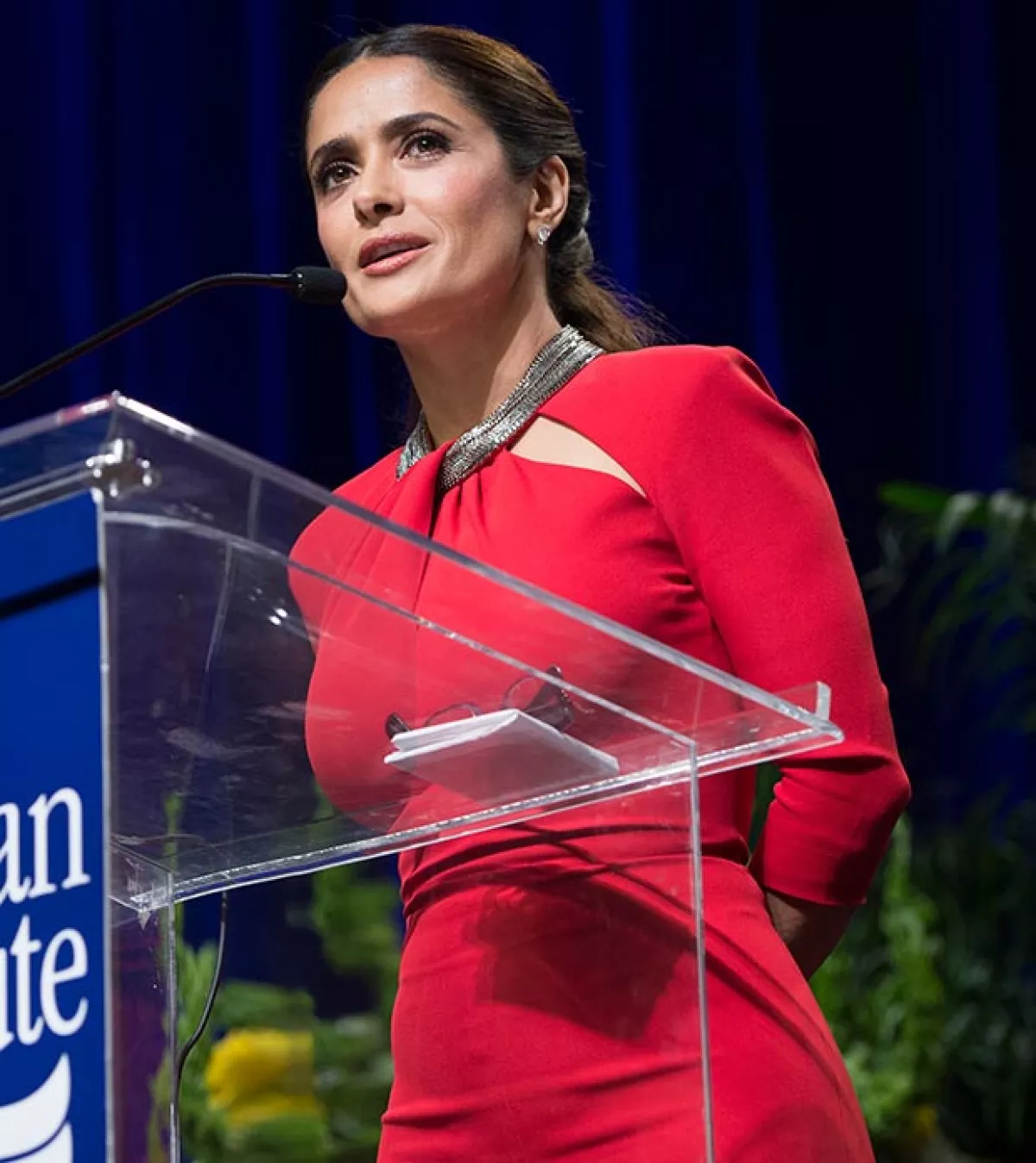 La mexicana lució un admirable look conformado por un vestido largo en colo rojo y un peinado semirecogido que añadió elegancia a su imagen.