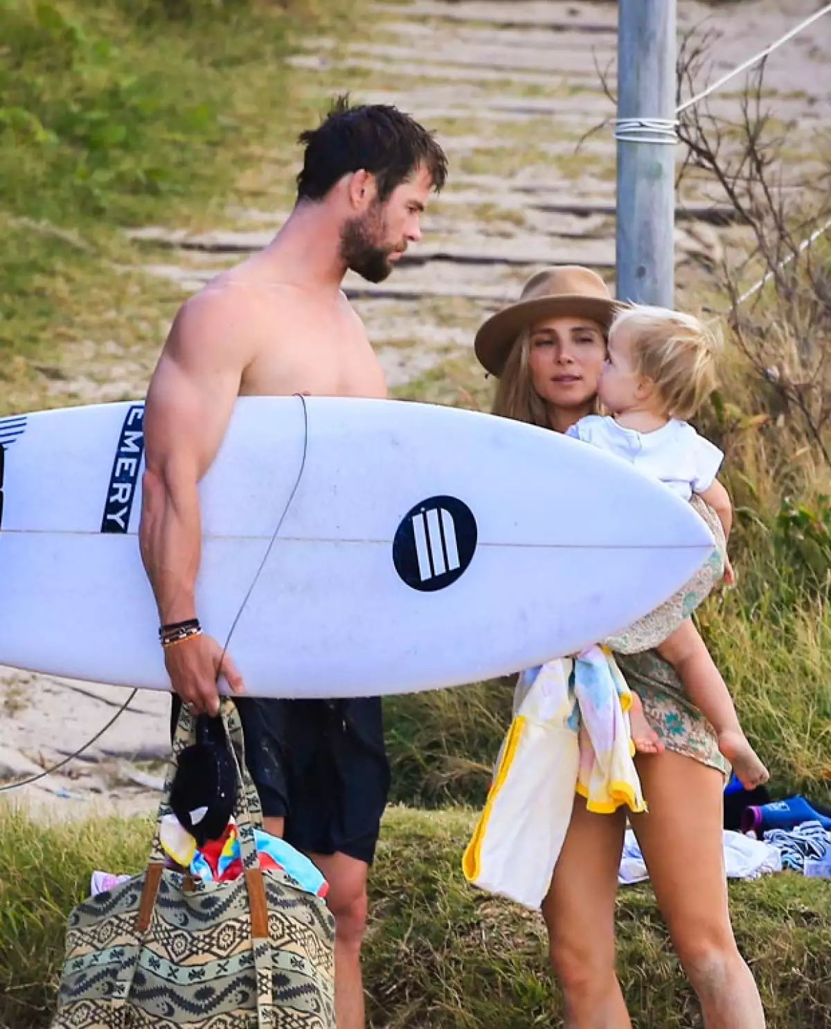 El actor se mostró muy al pendiente de su familia en todo momento.