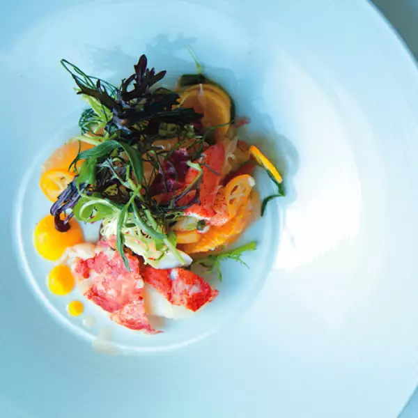 Ensalada de cola de langosta en Henri: No hay mejor escenario para una comida, de corte clásico, que un lugar con vista a la calle y la voz de Edith Piaff,   no muy fuerte, en el fondo. Sobre todo ...