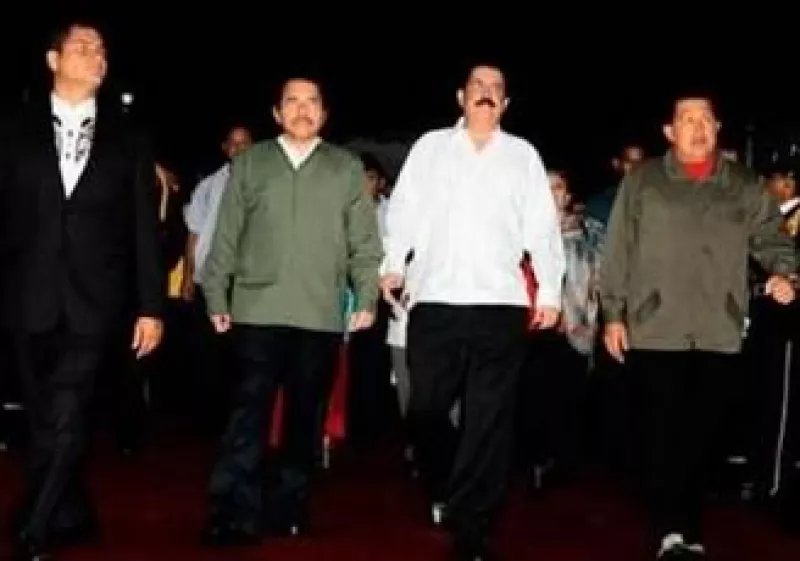 Zelaya dijo que regresaría a Honduras acompañado de otros presidentes.