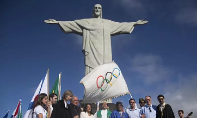 El alcade de Río de Janeiro, Eduardo Paes, aceptó la bandera olímpica en Londres.  (Foto: AP)