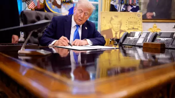 El presidente de los Estados Unidos, Donald Trump, firma una orden ejecutiva en la Oficina Oval de la Casa Blanca el 19 de septiembre de 2025 en Washington, DC. Trump firmó dos órdenes ejecutivas, estableciendo la "Trump Gold Card" e introduciendo una tarifa de 100.000 dólares para visas H-1B.