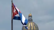 La bandera cubana ondea a lo largo del Malecón en La Habana, con el Capitolio visto en el fondo, el 18 de junio de 2026.