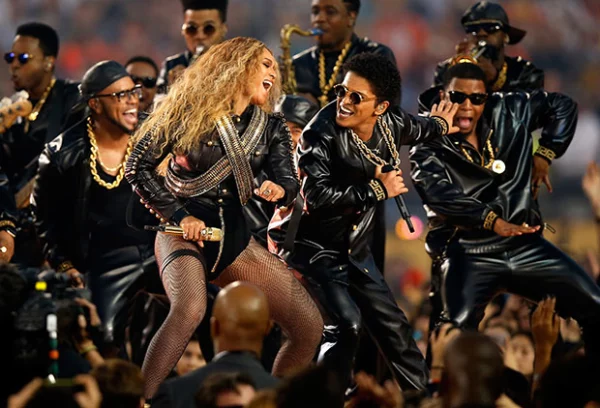 Beyoncé cantó su nueva canción Formation.