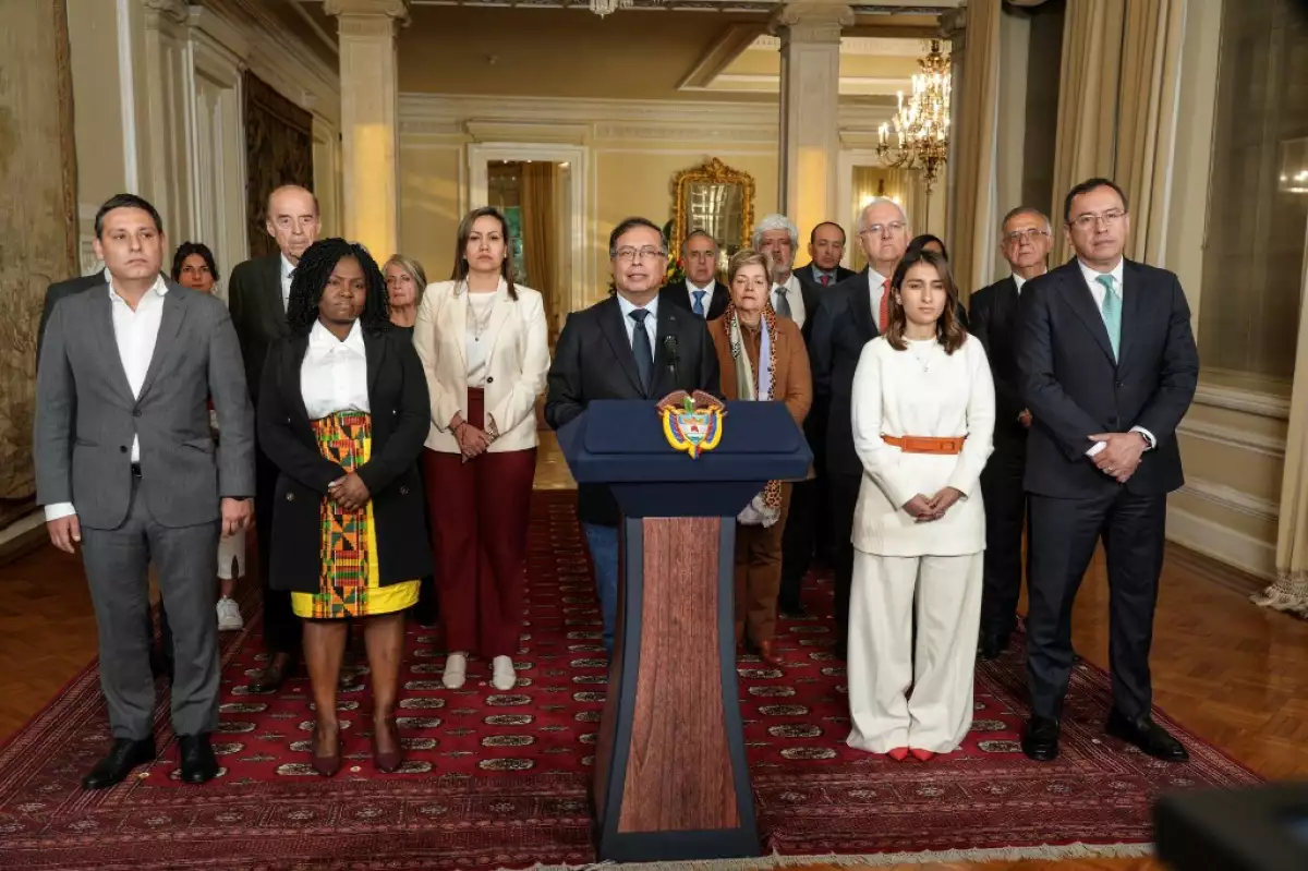 publicada por la oficina de prensa de la presidencia de Colombia que muestra al presidente de Colombia, Gustavo Petro (centro), junto a la vicepresidenta Francia Márquez (segundo a la izquierda) y otros ministros durante un discurso televisado en el palacio presidencial de Nariño en Bogotá el 27 de febrero de 2023.