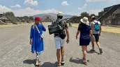 En la foto se aprecian a cuatro visitantes extranjeros de visita por la zona arqueológica de Teotihuacán. 